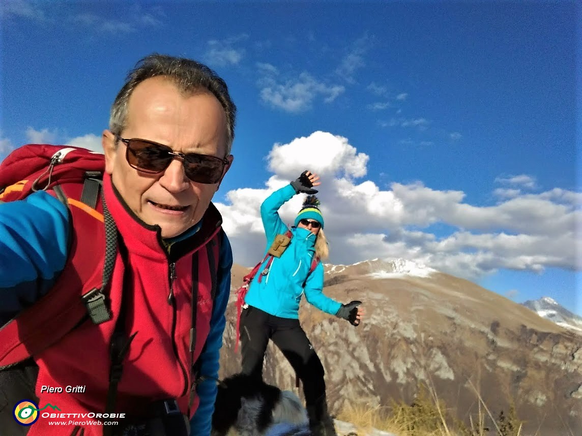 03 In vetta al Vaccareggio (1474 m) con Menna da sfondo .jpg